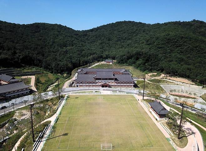 경주 화랑마을 어울마당 전경. 푸른 산자락에 둘러싸인 한옥 건물군이 조화를 이루는 이곳은 APEC CEO 서밋 환영만찬이 열릴 장소로, 전통미와 자연경관이 어우러진 대표적인 경주다움의 공간이다. 행사 당일에는 약 600여 명의 세계 경제인이 한자리에 모여 한국의 미와 환대를 체험하게 된다. 경주시 제공