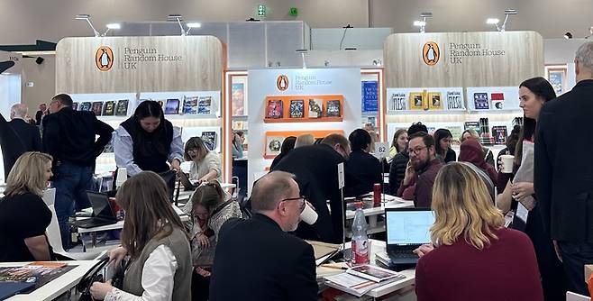 글로벌 대형 출판사 펭귄랜덤하우스 부스에서 출판인들 간 미팅이 활발히 진행되고 있다.