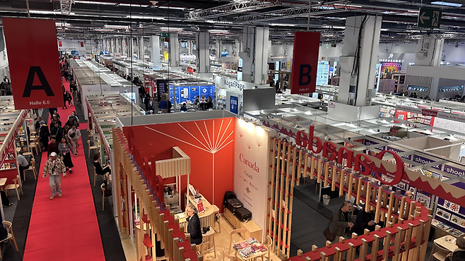 메쎄 프랑크푸르트(Messe Frankfurt) 6 전시관 일부. 영미권 출판사들의 부스가 들어서 있다.