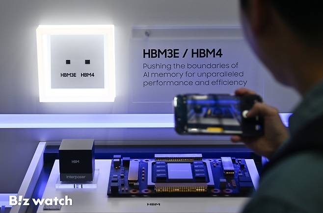 삼성전자가 23일 서울 강남구 코엑스에서 열린 제27회 반도체 대전(SEDEX 2025)에서 HBM4를 관람객에게 선보이고 있다./사진=이명근 기자 qwe123@