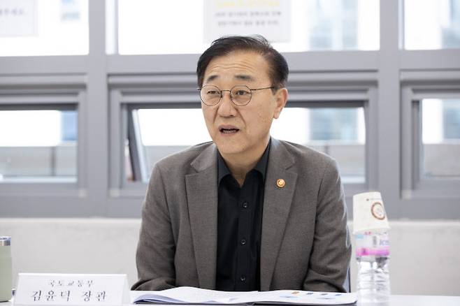 김윤덕 국토교통부 장관이 23일 오후 서울 정동 국토발전전시관에서 중개업계와 만나 간담회를 열고 있다. (사진=국토교통부)