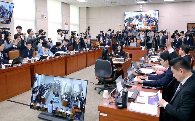 23일 국회 법제사법위원회 전체회의에서 의원들이 2025년도 국정감사 증인 고발의 건 관련해 거수 투표를 하고 있다. (사진=연합뉴스)