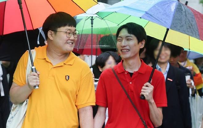 동성 부부 소성욱씨와 김용민씨. 지난해 대법원 전원합의체는 소성욱씨가 국민건강보험공단을 상대로 낸 보험료부과처분 취소소송 상고심에서 원고 승소 판결한 원심을 확정했다.(사진=뉴스1)