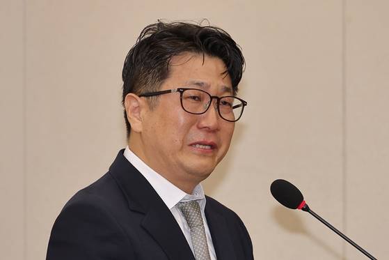 오늘(15일) 서울 여의도 국회에서 열린 고용노동부에 대한 기후에너지환경고용노동위원회 국정감사에서 참고인 신분으로 출석한 문지석 검사가 쿠팡cfs 관련 질의에 답변하던 중 눈물을 흘리고 있다. 〈사진=연합뉴스〉