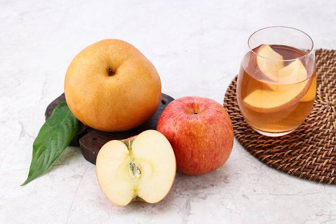 사과와 배는 혈당 지수가 비교적 낮아 당뇨가 있더라로 하루 한 개 정도 적당히 먹으면 건강 유지에 도움이 된다. 사진=클립아트코리아