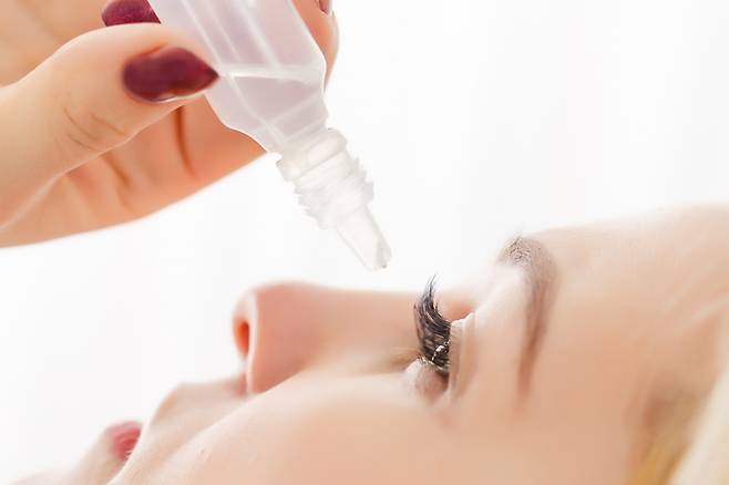 옆으로 누워 자는 습관, 과도한 카페인 섭취 등은 녹내장 발병 위험을 높일 수 있다. 사진=게티이미지뱅크