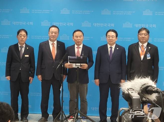 23일 오전 국회 국민의힘 박덕흠 의원(가운데)과 정 ·관계 인사들이 국회에서 기자회견을 열고 농어촌 기본소득 시범사업 대상지 배제에 따른 입장을 밝히고 있다.(옥천군 제공. 재판매 및 DB금지) /뉴스1