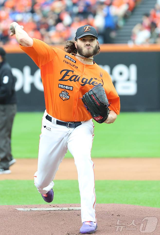 18일 대전 한화생명볼파크 열린 프로야구 2025 신한 SOL뱅크 KBO 플레이오프 1차전 삼성 라이온즈와 한화 이글스의 경기에서 한화 선발 폰세가 투구하고 있다. 2025.10.18/뉴스1 ⓒ News1 김기남 기자