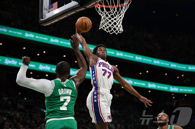 VJ 에지컴(77번)이 NBA 데뷔 무대에서 34점을 올리며 강렬한 인상을 남겼다. ⓒ AFP=뉴스1