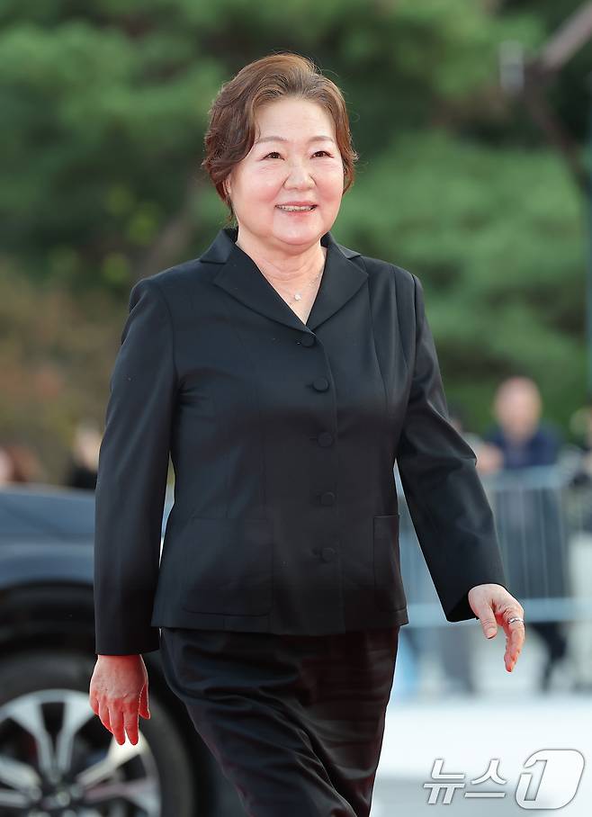 배우 김해숙이 23일 오후 서울 중구 국립극장 해오름극장에서 열린 '2025 대한민국 대중문화예술상 시상식' 레드카펫에 참석하고 있다. 2025.10.23/뉴스1 ⓒ News1 권현진 기자