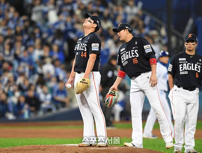 한화 투수 김서현(왼쪽)이 22일 대구 삼성라이온즈파크에서 열린 2025 KBO리그 삼성과 플레이오프 4차전 6회말 2사 1-2루 상황에서 교체되면서 아쉬워하고 있다.  대구 | 박진업 기자 upandup@sportsseoul.com