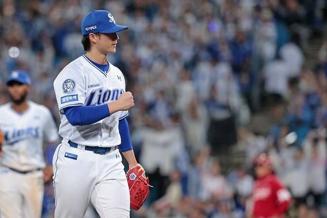 삼성 이호성이 14일 대구삼성라이온즈파크에서 열린 2025 KBO 준플레이오프 4차전 SSG와 경기에서 8회초 수비를 마친 후 주먹을 불끈 쥐고 있다. 사진 | 삼성 라이온즈