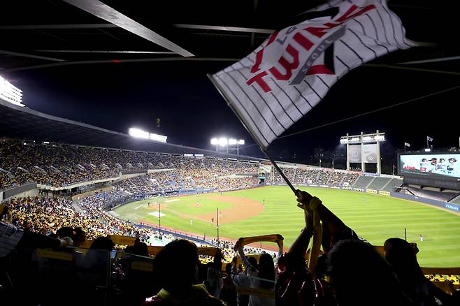 LG 팬들이 22일 서울 잠실구장애서 열린 자체 청백전을 보며 응원전을 펼치고 있다. 사진 | LG 트윈스