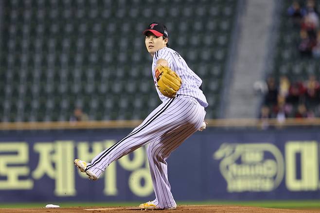 LG 임찬규가 22일 서울 잠실구장에서 열린 KS 대비 자체 청백전에 선발 등판해 역투하고 있다. 사진 | LG 트윈스