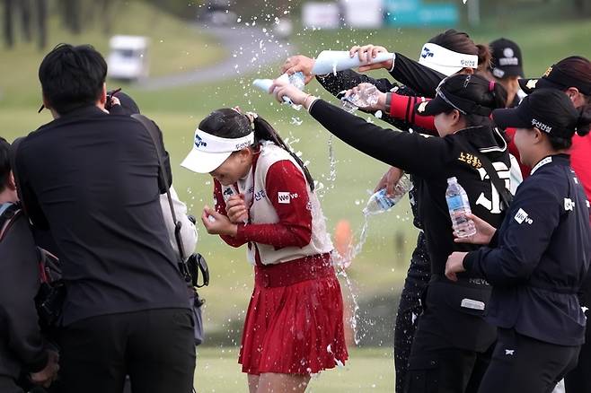 이율린이 19일 열린 ‘상상인 한경 와우넷 오픈 최종 라운드에서 생애 첫 우승을 차지한 후 동료들로부터 축하 물세레를 받고 있다. 사진 | 두산건설