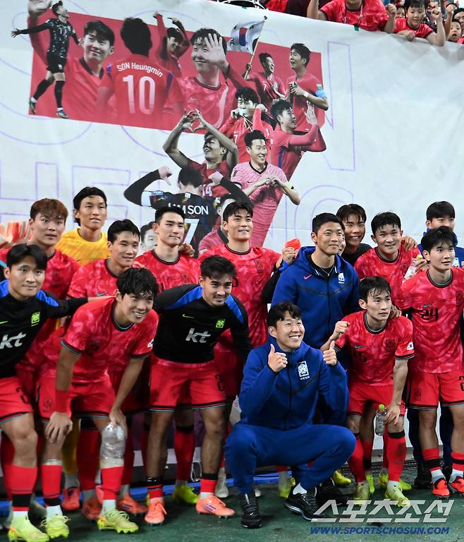 14일 서울월드컵경기장에서 열린 대한민국 축구대표팀과 파라과이의 평가전. 대한민국이 2대0으로 승리했다. 팬들과 함께 포즈를 취한 대표팀 선수들의 모슴. 상암=허상욱 기자wook@sportschosun.com/2025.10.14/