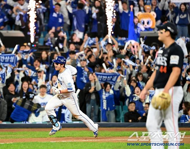 22일 대구 삼성라이온즈파크에서 열린 한화와 삼성의 플레이오프 4차전, 6회말 1사 1,3루 김영웅이 동점 3점홈런을 치고 환호하고 있다. 대구=허상욱 기자wook@sportschosun.com/2025.10.22/