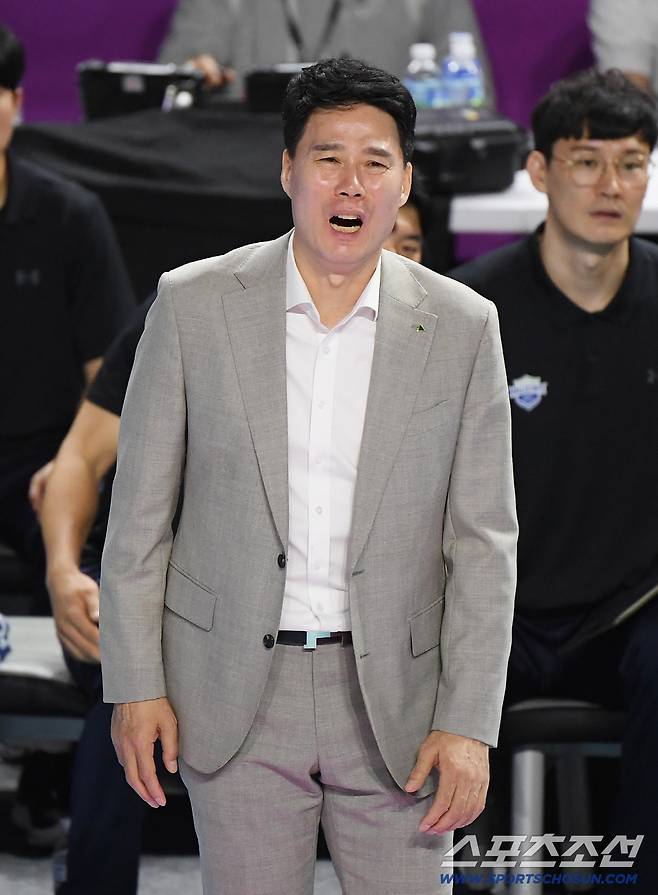 3세트 들어 흐름을 뺏기자 안타까워하는 모습