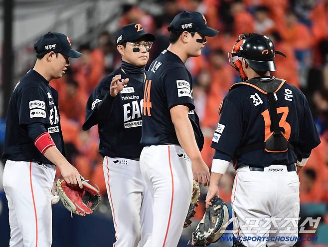 6회말 2사 1, 2루. 강판 당하는 한화 김서현.