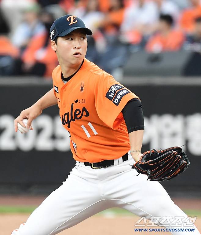19일 대전 한화생명볼파크에서 열린 삼성과 한화의 PO 2차전. 투구하고 있는 한화 엄상백. 대전=송정헌 기자songs@sportschosun.com/2025.10.19/