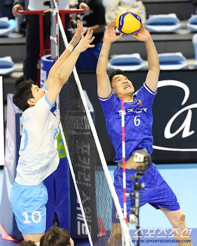 23일 인천 계양체육관에서 열린 V리그 대한항공-한국전력전. 한국전력 하승우 세터가 네트 앞에서 가까스로 토스하고 있다. 인천=정재근 기자 cjg@sportschosun.com/2025.10.23/