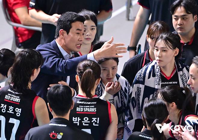 정관장의 역전패 위기에서 선수단을 다그치는 고희진 감독. 사진제공=KOVO