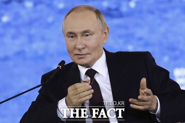 미국과 유럽이 블라디미르 푸틴 러시아 대통령의 전쟁 자금줄을 끊기 위해 러시아산 원유에 대한 제재를 확대하면서 한국 정유사가 수혜를 볼 것이라는 전망이 나온다. 블라디미르 푸틴 러시아 대통령이 9월5일 러시아 블라디보스토크에서 열린 동방경제포럼에서 연설하고 있다. /AP·뉴시스
