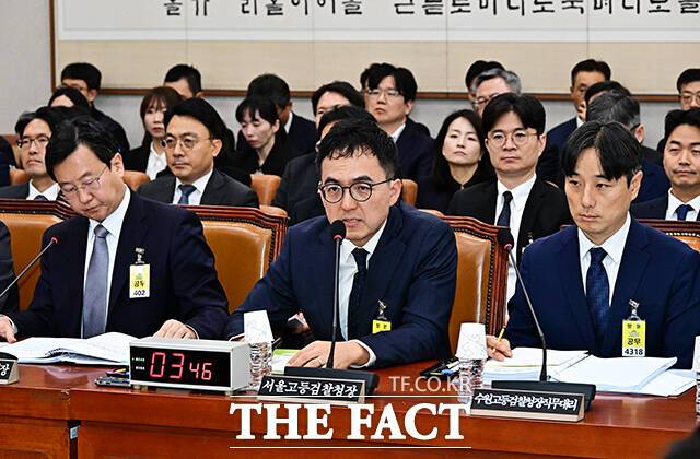 질의에 답변하는 구자현 서울고등검찰청장(가운데).