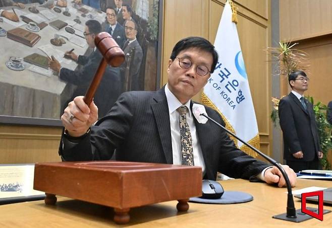 이창용 한국은행 총재가 23일 오전 서울 중구 한은에서 열린 금융통화위원회 본회의에 참석해 의사봉을 두드리고 있다. 사진공동취재단