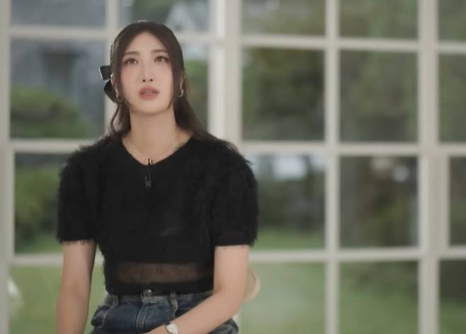 넷플릭스 화제작 '케이팝 데몬 헌터스'의 주인공 가수 이재(EJAE)가 '유 퀴즈 온 더 블럭'에 출연해 12년간의 SM엔터테인먼트 연습생 시절을 회상하며 눈물을 보였다. 이재는 매일 12시간씩 춤과 노래 연습에 매진했으나, 당시 SM이 추구하던 맑은 음색과 맞지 않아 데뷔가 무산됐다고 털어놨다. 특히 소녀시대 유리가 "무조건 성공할 것"이라며 격려해준 일화를 떠올리며, 데뷔 꿈을 이루지 못한 채 23살에 회사를 떠나던 날의 깊은 상처와 좌절감을 고백했다. 하지만 이재는 이후 작곡가로 전향해 레드벨벳 'Psycho', 에스파 'Armageddon' 등 수많은 히트곡을 만들었고, 최근 '케이팝 데몬 헌터스' OST로 전 세계적인 성공을 거두며 12년의 노력이 헛되지 않았음을 증명했다.