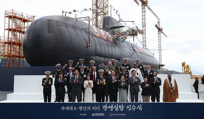 22일 오후 경남 거제시 한화오션에서 열린 3,600톤급 잠수함 장영실함 진수식에서 강동길 해군참모총장 및 해외군 관계자들이 잠수함을 배경으로기념촬영을 하고 있다. /김동환 기자