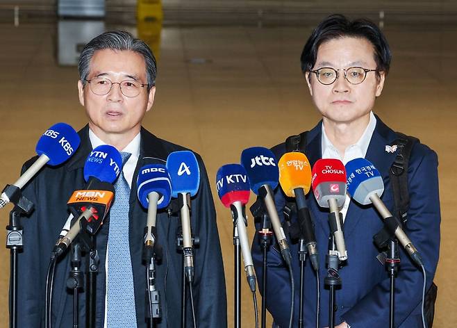 김용범(왼쪽) 대통령실 정책실장과 김정관 산업통상부 장관이 22일 한미 관세 협상의 후속 논의를 위해 출국하기 전 입장을 밝히고 있다. /박성원 기자