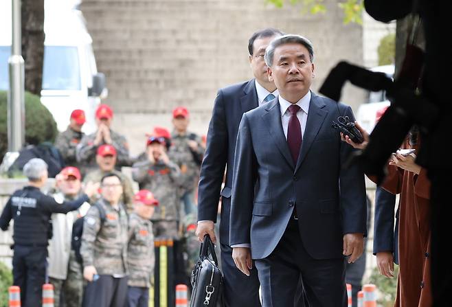 고(故) 채수근 상병 사망 사건으로 구속영장이 청구된 이종섭 전 국방장관이 23일 서울 서초구 서울중앙지법에서 열린 영장실질심사에 출석하고 있다. /연합뉴스