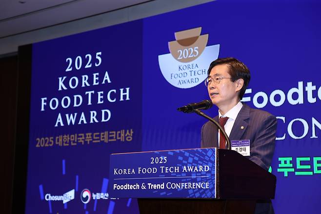 국회 농림축산식품해양수산위원회 소속 조경태 국민의힘 의원이 23일 서울 소공동 웨스틴조선호텔에서 열린 '2025 푸드테크 앤 트렌드 컨퍼런스'에서 축사를 하고 있다. /조선비즈