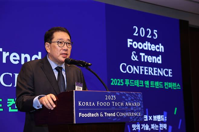 김영수 조선비즈 대표가 23일 서울 소공동 웨스틴조선호텔에서 열린 ‘2025 푸드테크 앤 트렌드 컨퍼런스’에서 개회사를 하고 있다. /조선비즈