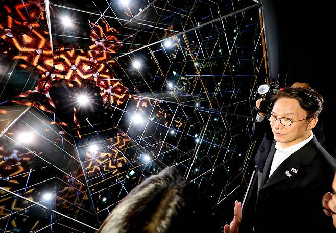 김민석 국무총리가 23일 경상북도 경주시 엑스포공원에 마련된 APEC 정상회의 경제 전시장을 방문, 첨단미래산업관에서 '번영의 빛'을 살펴보고 있다. /연합뉴스