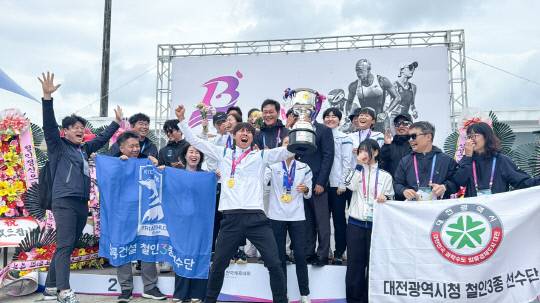 제106회 전국체육대회 철인3종 종목에서 종합우승을 차지한 대전광역시 선수단이 시상대 위에서 트로피를 들고 환호하고 있다. 대전시체육회 제공