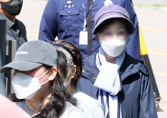 윤석열 대통령의 장모 최은순 씨가 2024년 5월14일 서울 송파구 서울동부구치소에서 가석방되고 있다. 현직 대통령 재임 기간 실형을 선고받은 친인척이 가석방되는 사례는 이번이 처음이다. 뉴스1