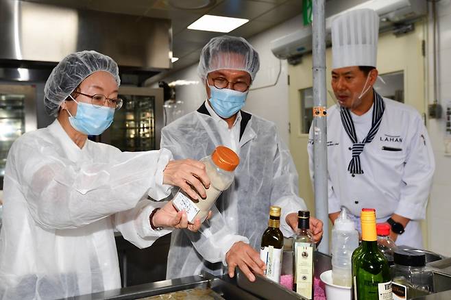 김민석 국무총리(가운데)가 23일 APEC 2025 정상회의 만찬장이 마련된 라한셀렉트 경주 조리실에서 오유경 식품의약품안전처장과 함께 조리에 사용되는 각종 식재료 등을 확인하고 있다. 2025.10.23 뉴스1