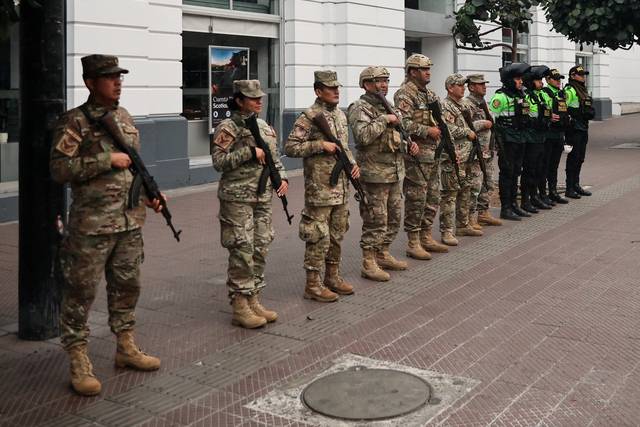 페루 수도 리마에 국가 비상사태가 선포된 후 군인들이 시내에서 경계근무를 서고 있습니다. 로이터 연합뉴스
