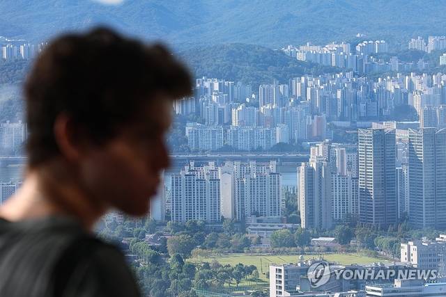 서울 남산에서 바라본 한강변 아파트 및 주택단지들. [연합뉴스]