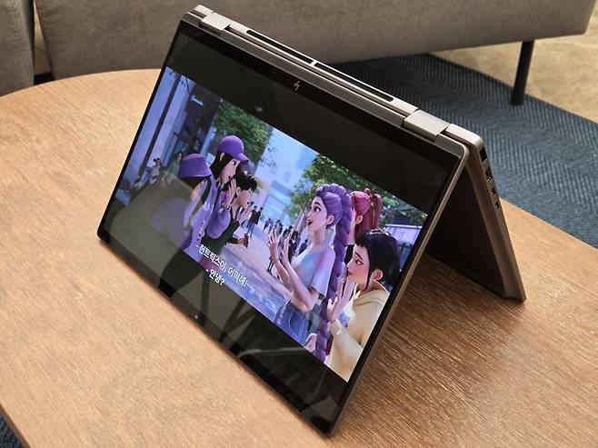 HP 옴니북 X 플립 14를 거치대에 거치한 태블릿처럼 활용하면서 넷플릭스 '케이팝 데몬 헌터스'를 재생하는 모습. 사진=구자윤 기자