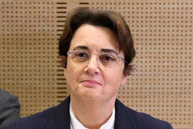 로랑스 데카르 루브르 박물관장이 22일(현지시간) 최근 보석 도난 사건과 관련해 프랑스 상원 문화위원회 청문회에 출석한 모습.AP뉴시스