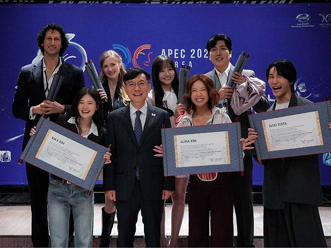 지난 15일 '글로벌 인플루언서 팸투어' 환영 행사 후 기념 촬영을 하고 있다. (윗줄 왼쪽부터 시계방향)챔보, 표신혜, 유백합, 김프로, 잇세이, 엘리나 킴,&nbsp;임기모 APEC 준비기획단 부단장보,&nbsp;키카 킴.(사진=APEC 정상회의 준비기획단 제공)