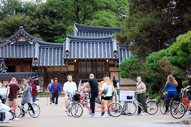 지난 16일 교촌 한옥마을 앞 관광객들로 붐비고 있다.(사진=문화체육관광부 국민소통실 윤종규, 무단 전재-재배포 금지)