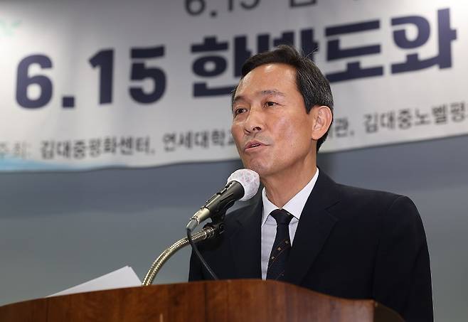 우상호 대통령실 정무수석이 12일 서울 마포구 연세대학교 김대중도서관에서 열린 6.15 남북정상회담 25주년 기념식에서 이재명 대통령 축사를 대독하고 있다. 2025.6.12(저작권자(c) 연합뉴스, 무단 전재-재배포 금지)