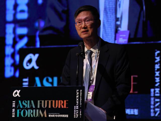 문형배 전 헌법재판소장 권한대행이 23일 서울 중구 대한상공회의소에서 열린 제16회 아시아미래포럼에서 ‘탄핵 결정으로 본 민주주의’를 주제로 기조발제를 하고 있다. 백소아 기자 thanks@hani.co.kr