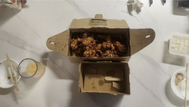 21일 온라인 커뮤니티에 올라온 치킨 사이즈 비교 사진. 글쓴이는 평소 포장 주문을 해 온 단골집 치킨 상자(아래)와 동일 브랜드 다른 지점에서 주문한 같은 메뉴 치킨 상자(위)의 크기가 너무 다르다고 주장했다. 커뮤니티 캡처