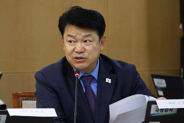 21일 대전 국가철도공단 본사에서 열린 국회 국토교통위원회의 한국철도공사(코레일)·국가철도공단·에스알(SR)에 대한 국정감사에서 복기왕 더불어민주당 의원이 질의하고 있다. 연합뉴스