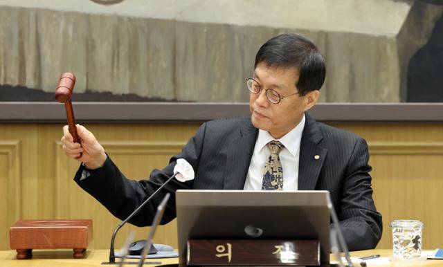 이창용 한국은행 총재가 23일 서울 중구 한국은행에서 열린 금융통화위원회에서 의사봉을 두드리고 있다. 사진공동취재단